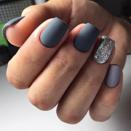 Manicura gris para uñas cortas y largas.