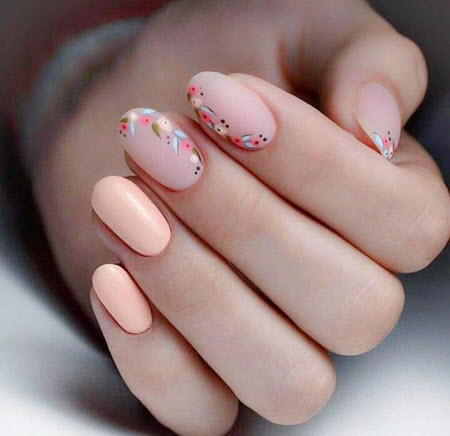 Diseño de uñas con flores pequeñas.
