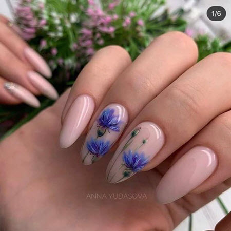 Foto de manicura con flores.