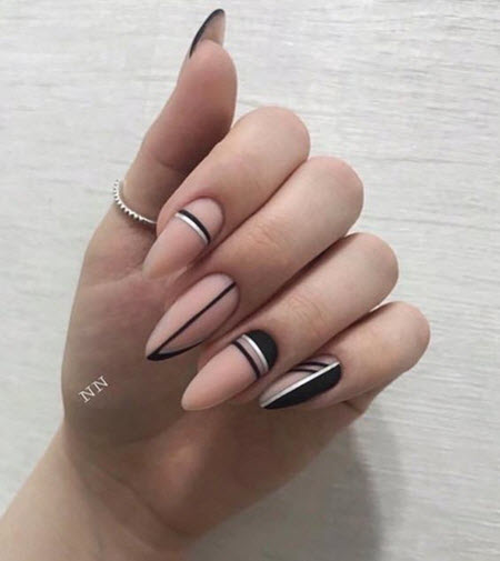 Diseño de uñas con rayas y líneas.