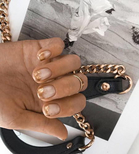 Foto de diseño de uñas con oro para uñas cortas.