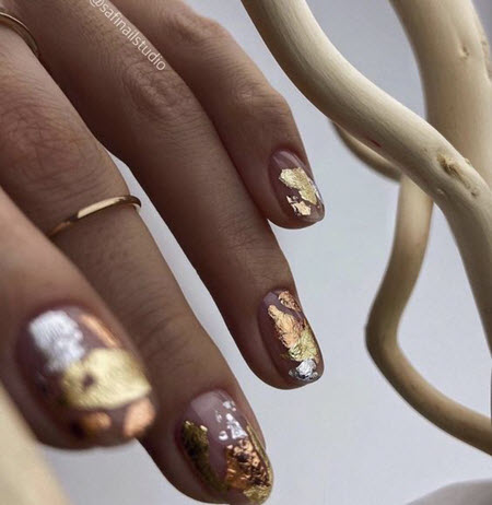 Foto de diseño de uñas con oro para uñas cortas.